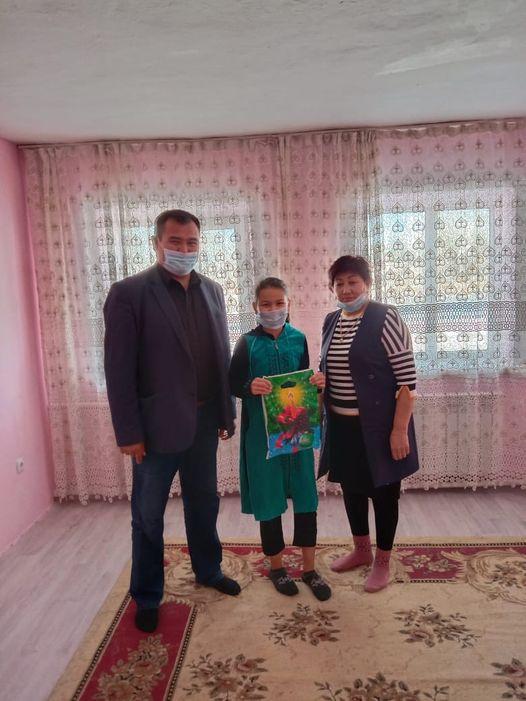 Орыс тілі пәні мұғалімі үйде оқитын оқушы Есдаулетова Сабинаға жаңа жылдық сыйлықтар сыйға тартты