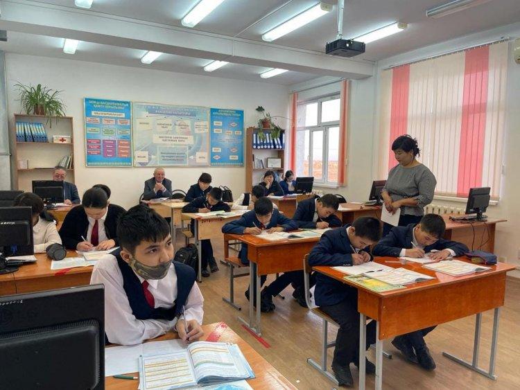 Қарасу орта мектебінде  өткен жаратылыстану және тарих бірлестігінің айлығында 7 сыныпта география пәнінен «Дүниежүзі  халқының тілдік әлеуеттері мен топтары» деген тақырыпта пән мұғалімі Л. Исаева ашық сабақ өтті.