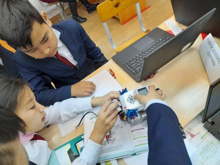 Информатика пәні мұғалімі Жүзжасаров Нұрсұлтан 5-сынып  оқушыларымен "Гироскопиялық датчик " тақырыбында ашық сабақ өтіп EV3 модульдерімен  практикалық тапсырмалар орындады