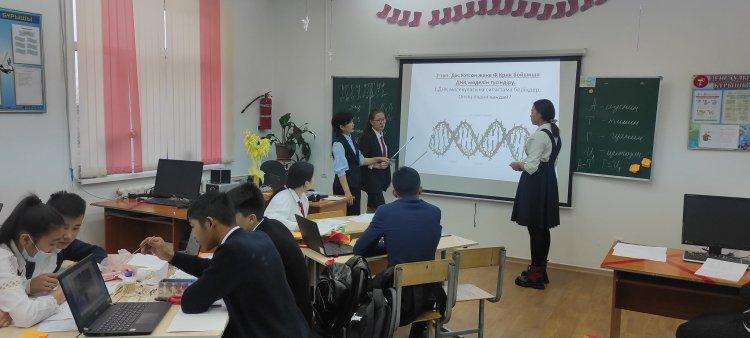 Қарасу орта мектебінің биология пәнінің мұғалімі Жұмағұлова Камшат  9 - сыныпқа "ДНК молекуласының принциптері" тақырыбында ашық сабақ өтті