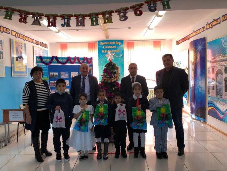 Қарасу ауылының Қамқоршылық кеңесінің төрағасы Айтжанов Бейсенбек мүшесі Нұралиев Ғалым және Қарасу орта мектебінің әлеуметтік педагогы аз қамтылған көп балалы отбасы оқушыларына жаңа жылдық тәттілер сыйлықтар сыйға тартты